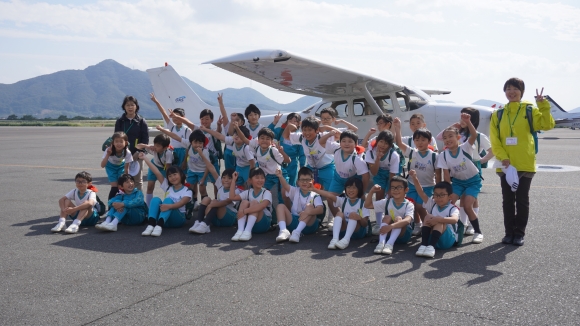 岡山航空さんのご厚意によるセスナ機前での記念写真
