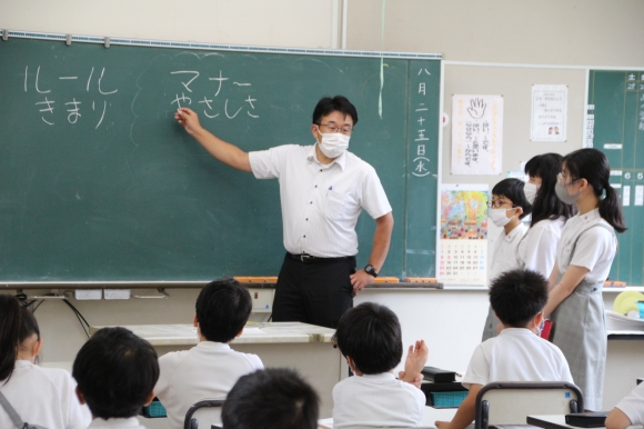 午前は、通学班会がありました。通学バスでの「ルール」と「マナー」について、皆で考えました。