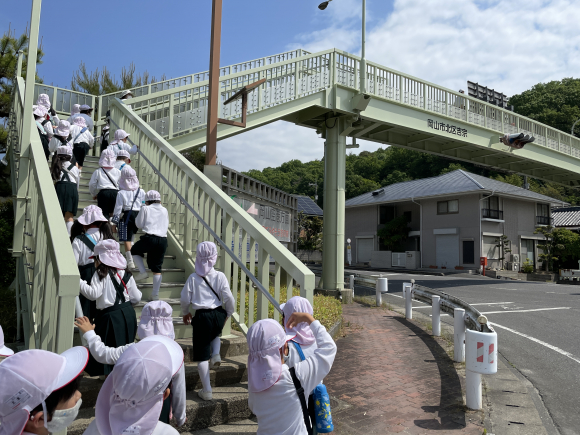 学校の周り探検に行ったよ！