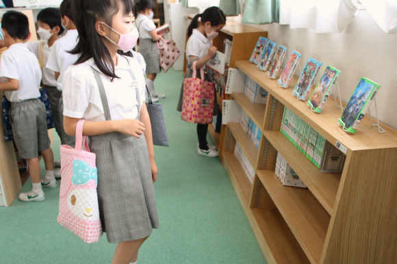 トマト学校寄付型私募債より図書館に書架を寄贈いただきました