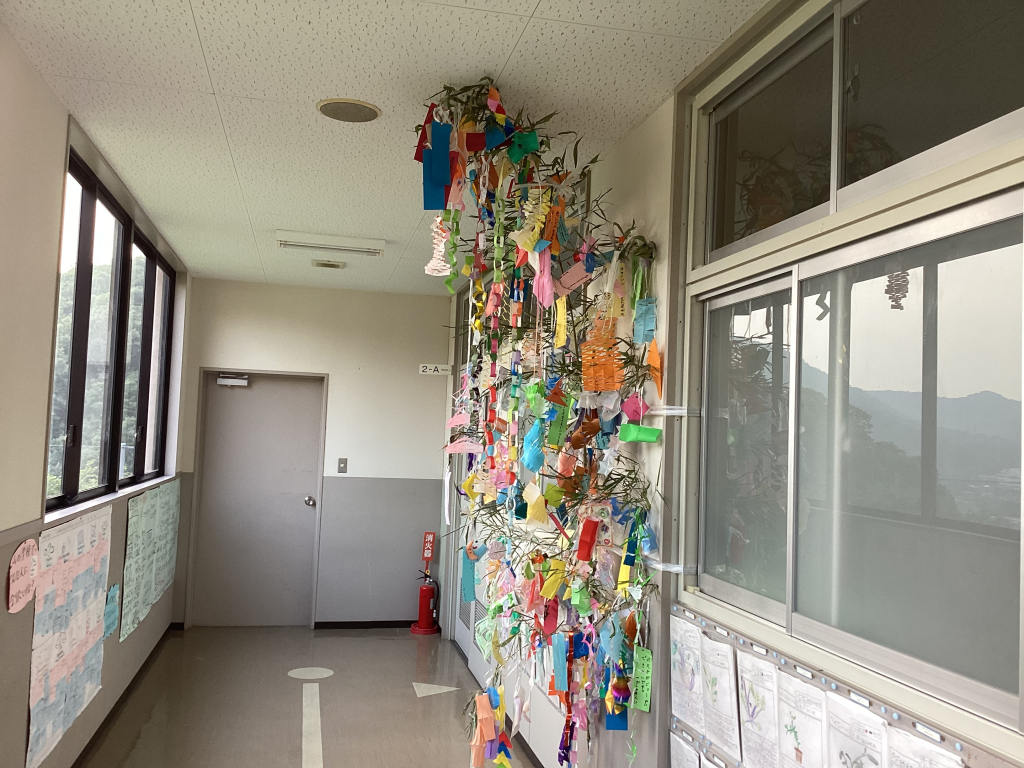 教室前の廊下に飾りました。