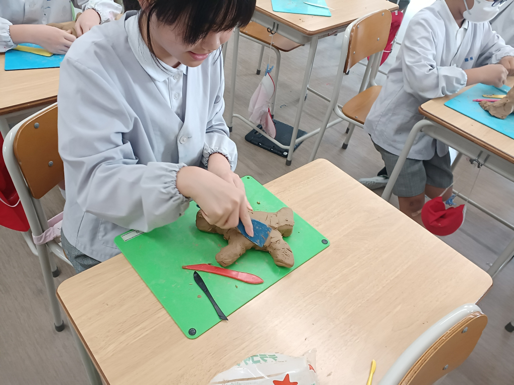 図工「ねん土で動きをハイ、ポーズ！」
