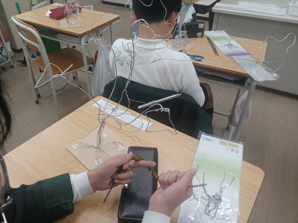 図工「見つけてワイヤーワールド」