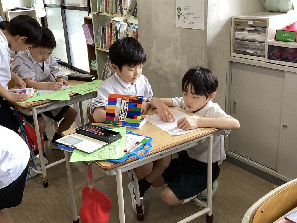 学校たんけんの後は、1年生に声をかけながら、生活シートを仕上げました。