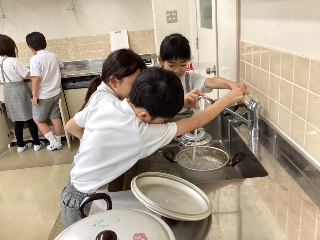 鍋に水を注いでいる様子