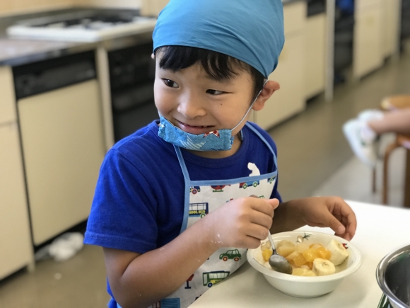 にこにこ学童　夏休み　ふんすいフルーツポンチをつくりました