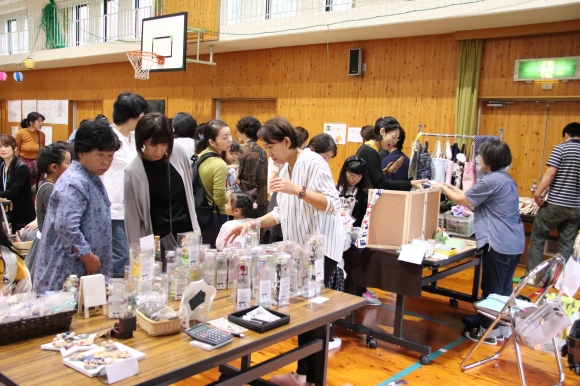 保護者ママも出店　（ハーバリウム＆手芸品）