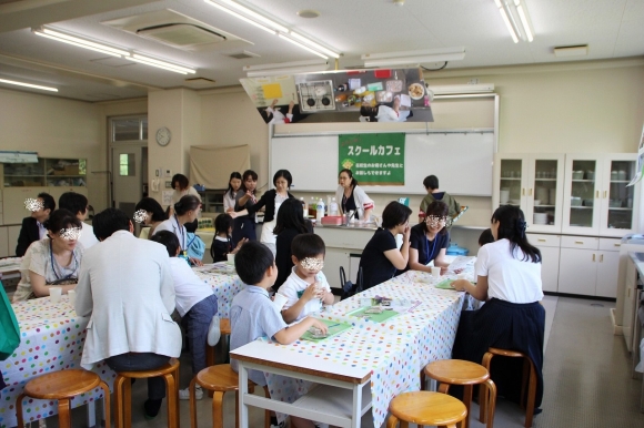 スクールカフェ　ＰＴＡ保護者の方々・本校教諭との歓談スペース。