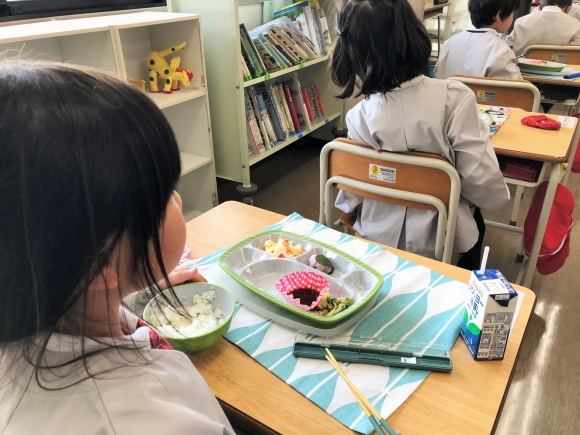 入学お祝い献立の給食。ハンバーグと桜餅でした。