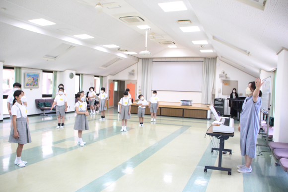 朝日塾小学校合唱団、うらじゃの練習風景