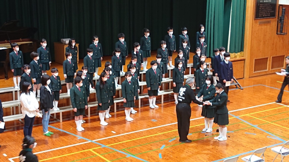 ♪アンコールに歌った「ありがとうの花」では、途中に退任される校長先生へのサプライズイベントも！