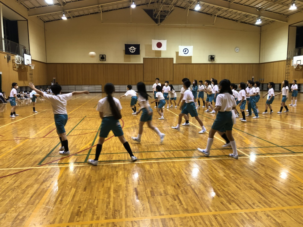 夕食後は体育館でレクリエーション！