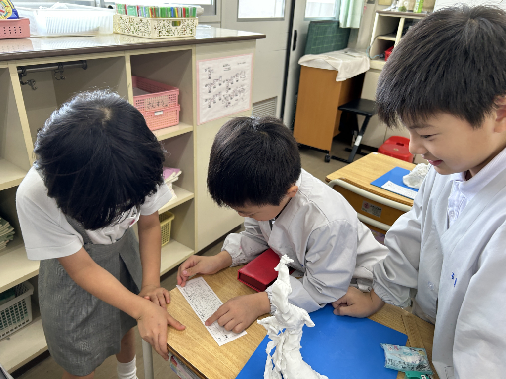 最後に友達の作品を鑑賞し合って、みんなでびっくりしタワー‼︎