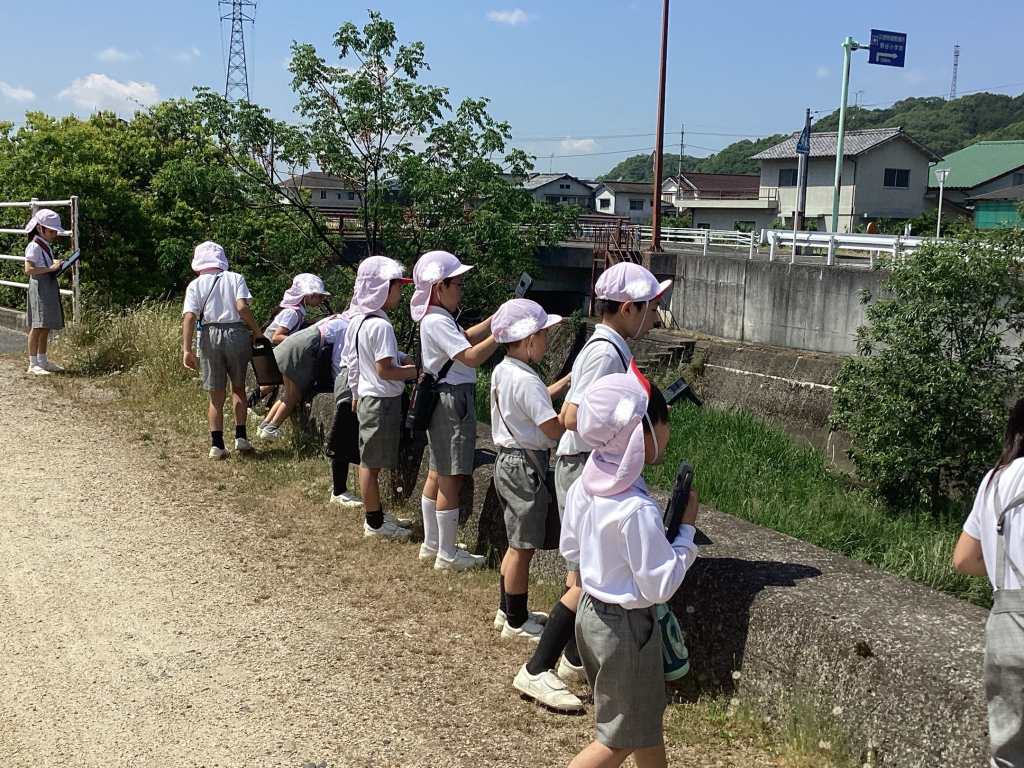 町のUniqueを探しに学校の周りを探検！