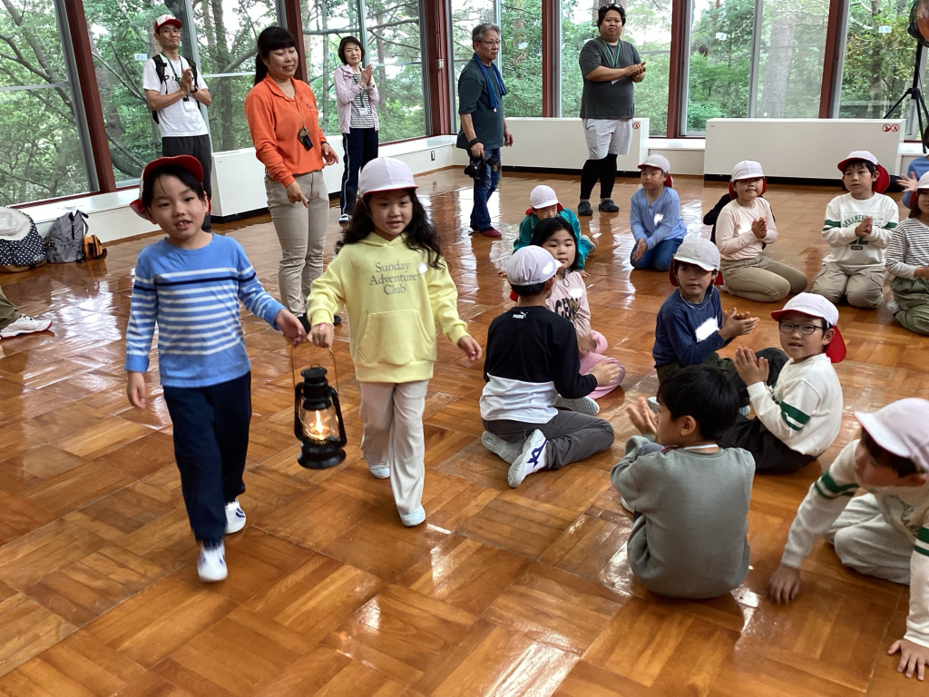 ランプを大切に運ぶ