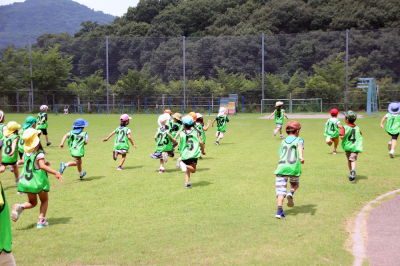 今日は広い芝生の校庭が遊び場