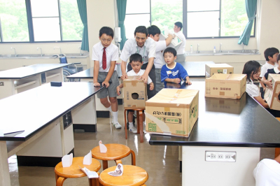 在校生と一緒に理科実験ショー