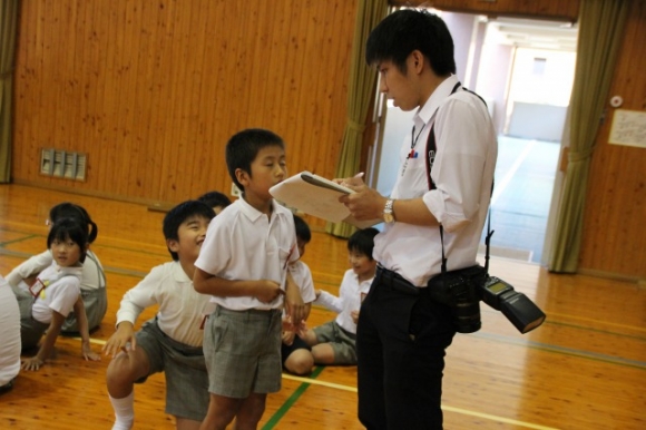 取材が来ました　礼法指導