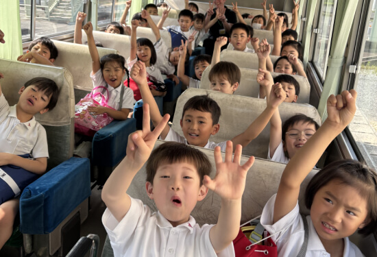 バス内で過ごす児童