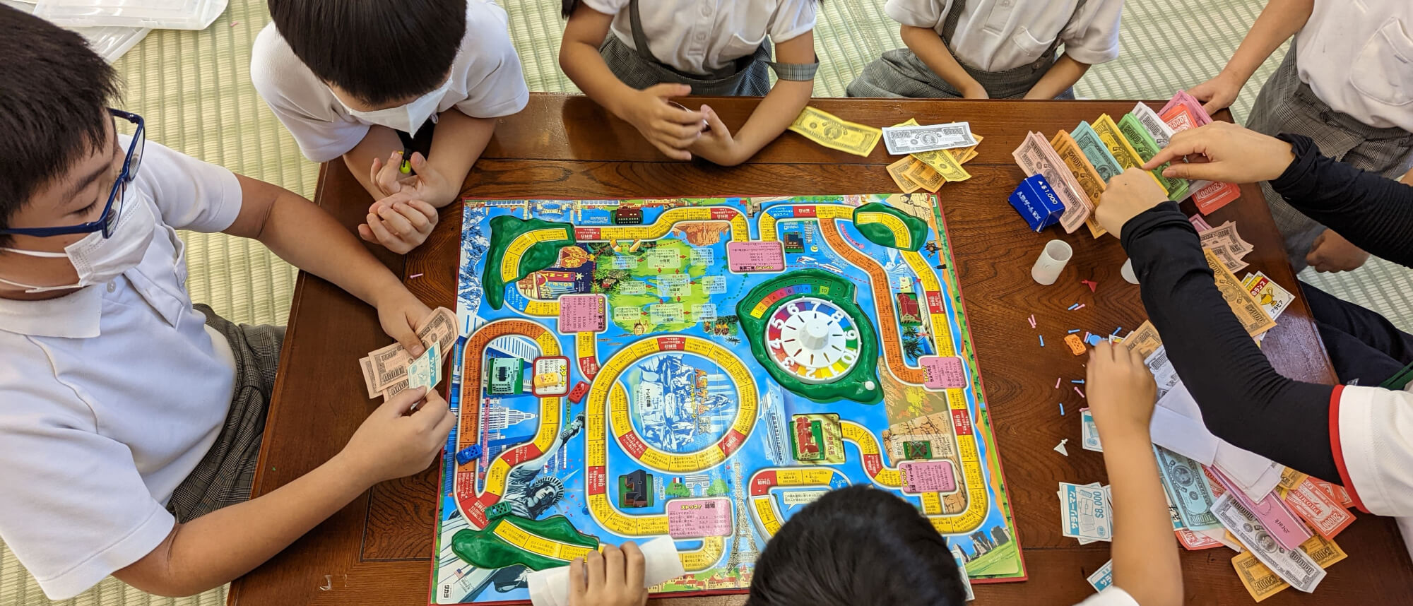 放課後に笑顔で過ごす児童たち