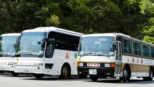 ズラリと並ぶ14台のスクールバス