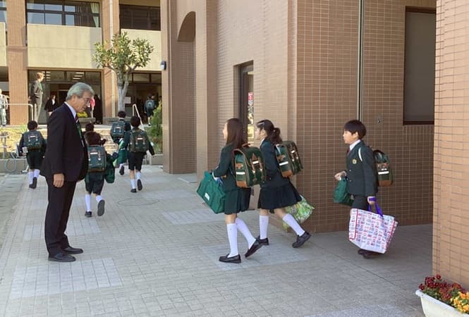 笑顔で挨拶をする児童