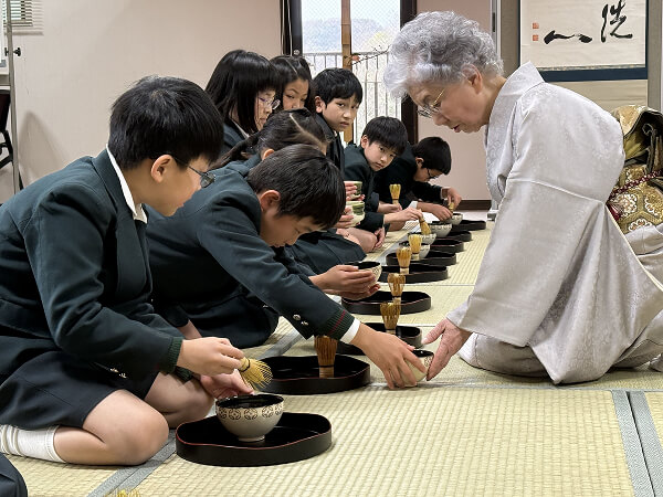 黙想や礼法の時間の様子