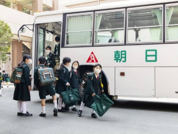 スクールバスでの和やかな様子