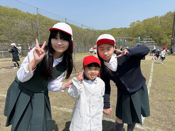 異学年で遊ぶ児童たち