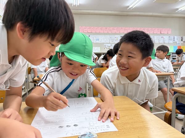 上級生が下級生に教える姿