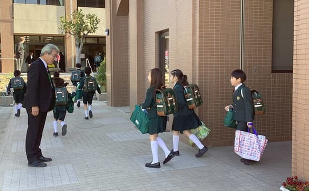 笑顔で挨拶をする児童