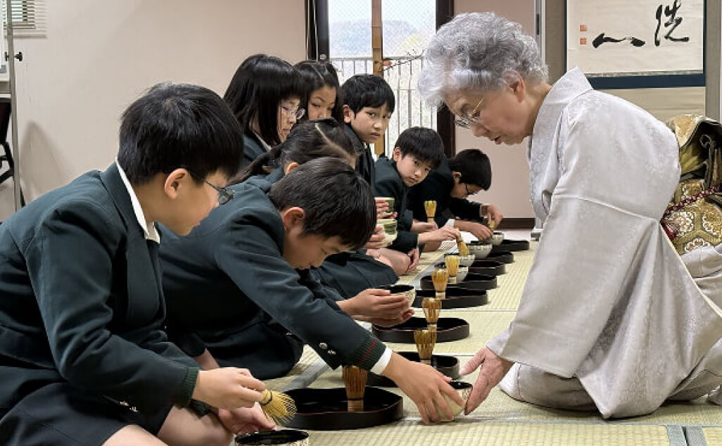 黙想や礼法の時間の様子