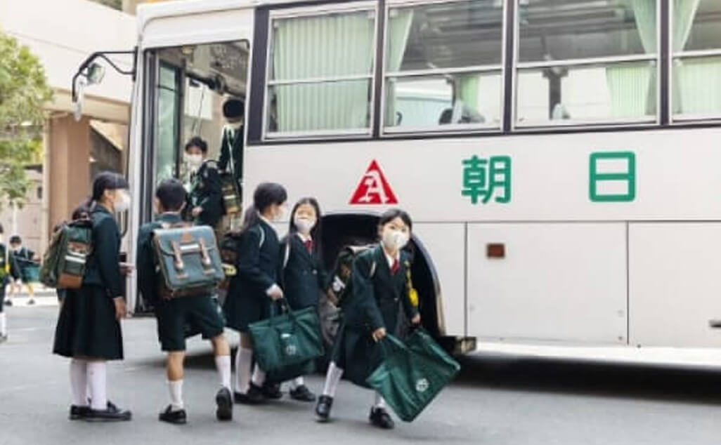 スクールバスでの和やかな様子
