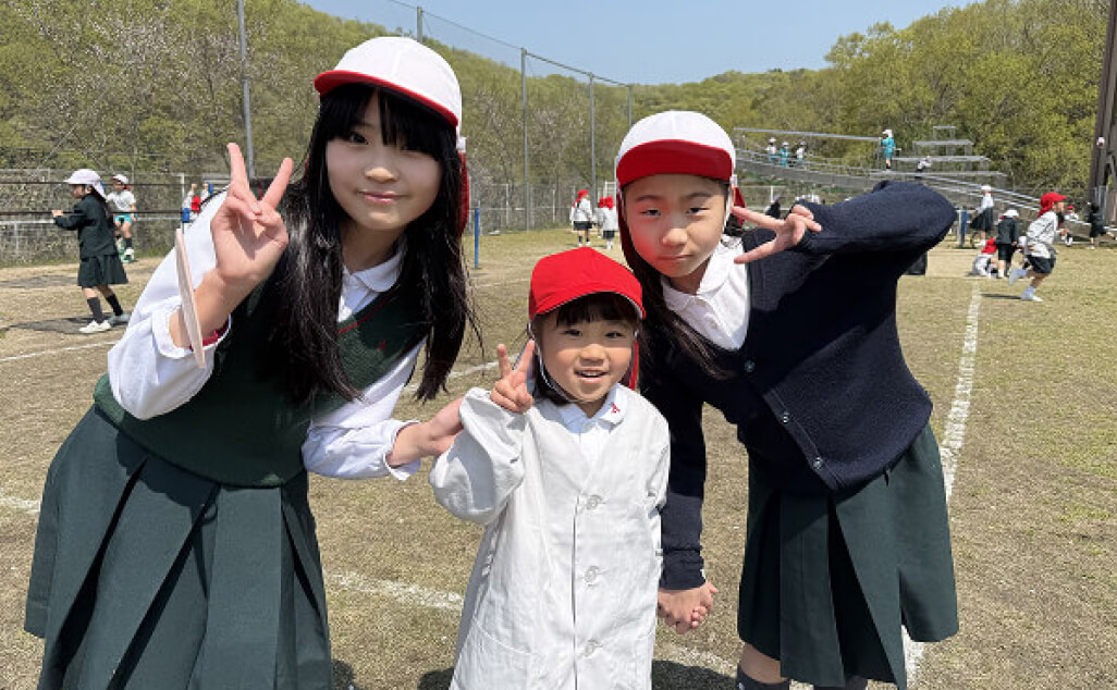 異学年で遊ぶ児童たち
