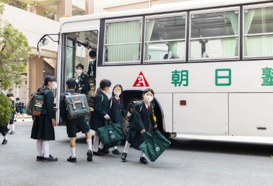 上級生と下級生が同じバスで登下校 相手を思いやる気持ちが自然と育まれます